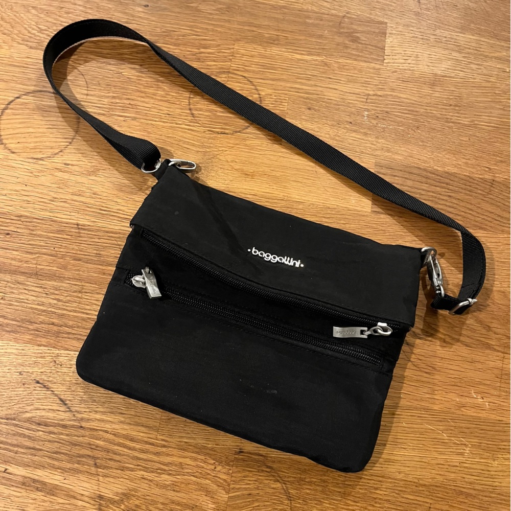 Black baggalini cross body bag
